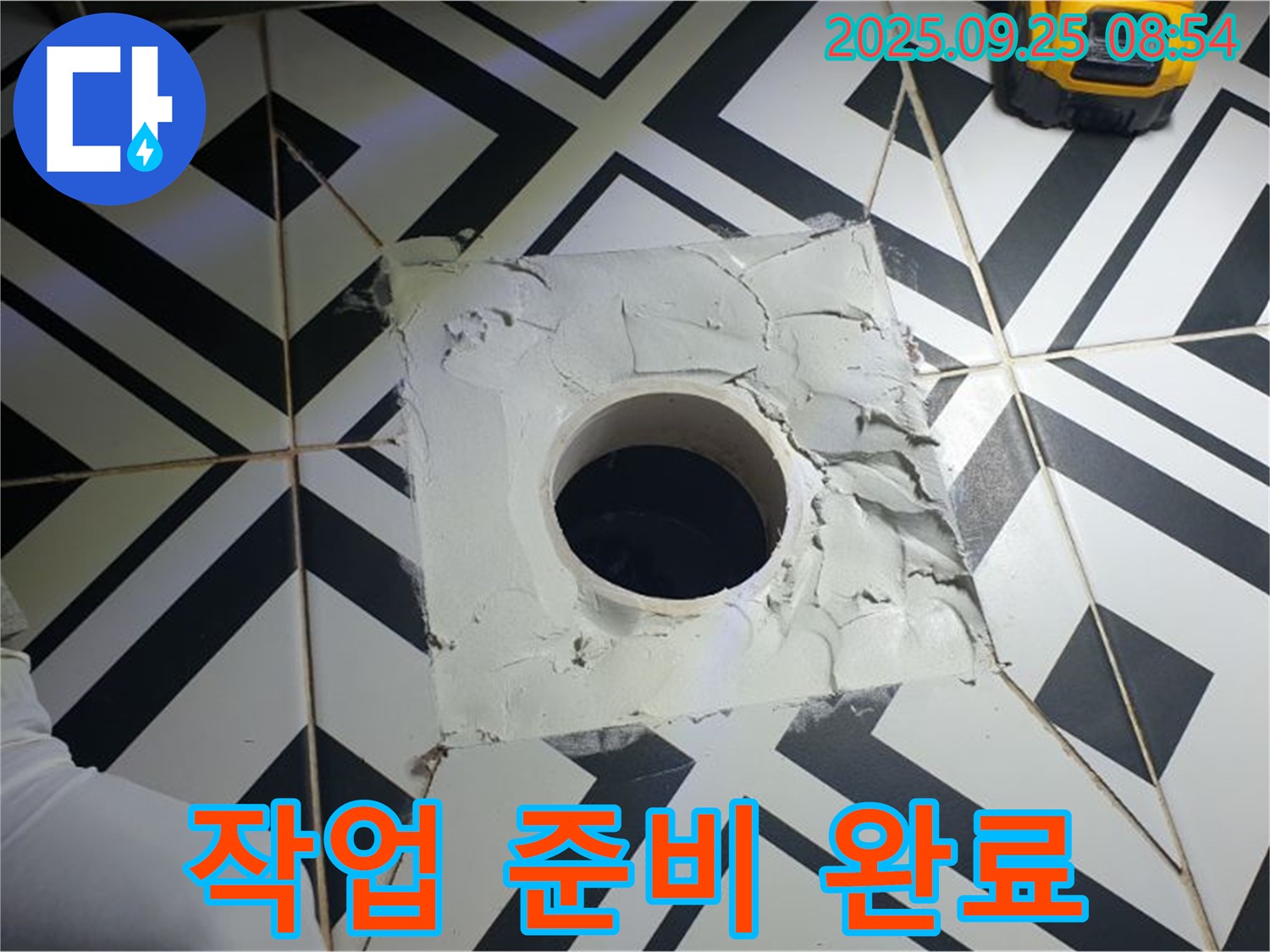 양주시 백석읍 오산리 배수구 주변 시멘트 작업 준비 완료 - 이제 꼼꼼하게 시멘트를 채워 넣겠습니다.