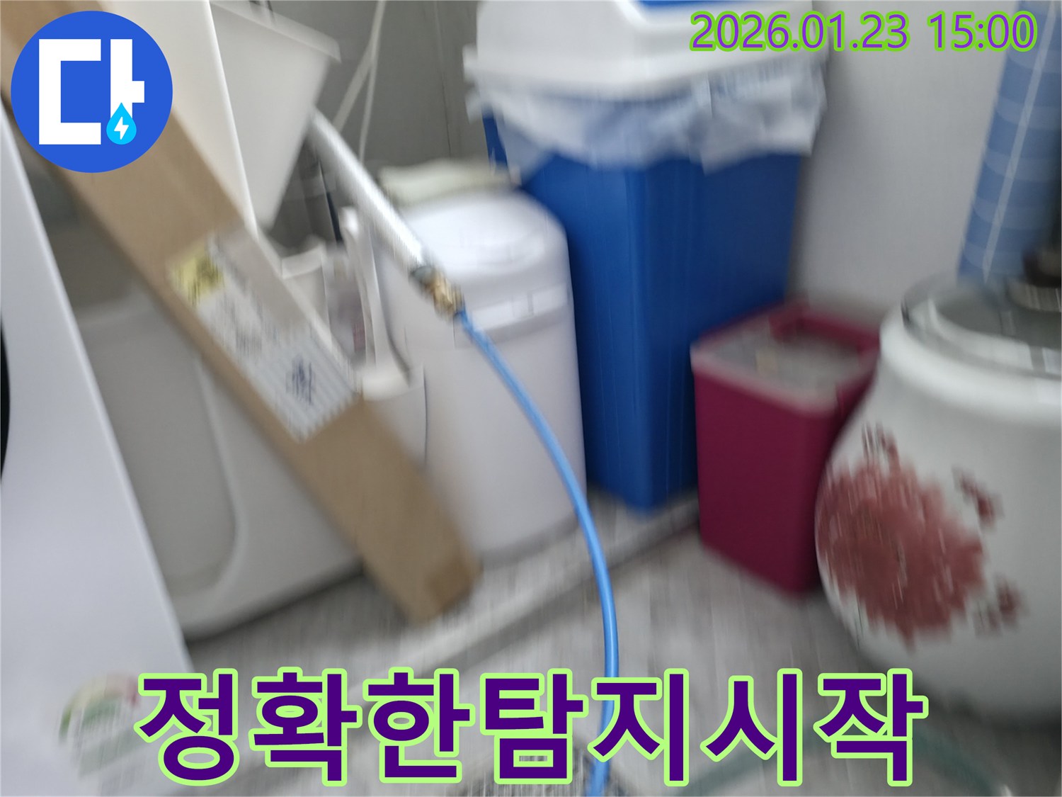 정확한-진단으로-불필요한-공사를-줄이기-위해-누수-엔지니어가-배관에-압력-측정-장비를-설치하고-있습니다.