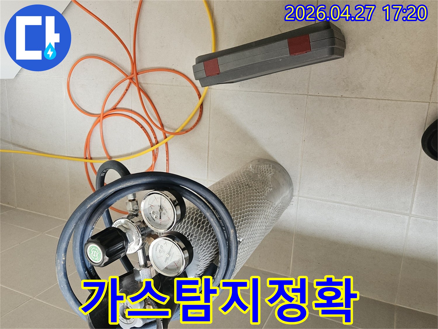 누수-탐지-작업을-시작하기-전-가스-실린더와-압력계를-점검하는-전문가