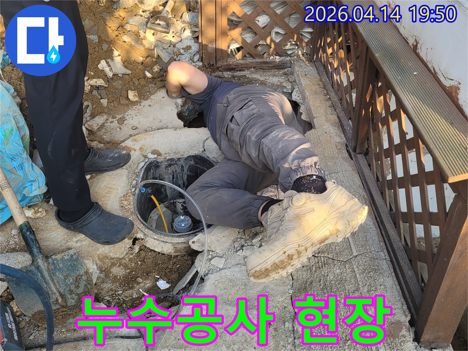 숙련된 엔지니어가-좁은 공간에서-누수 배관을-수리하기 위해-작업하고 있습니다