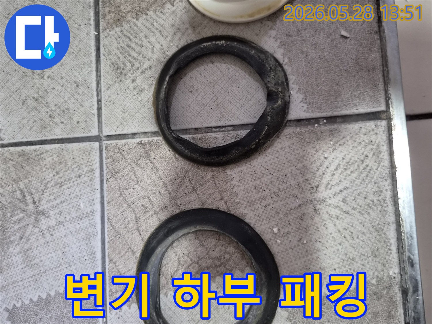 변기-하부에서-누수를-유발하는-오래되고-손상된-고무-패킹의-모습을-확대하여-보여줍니다.