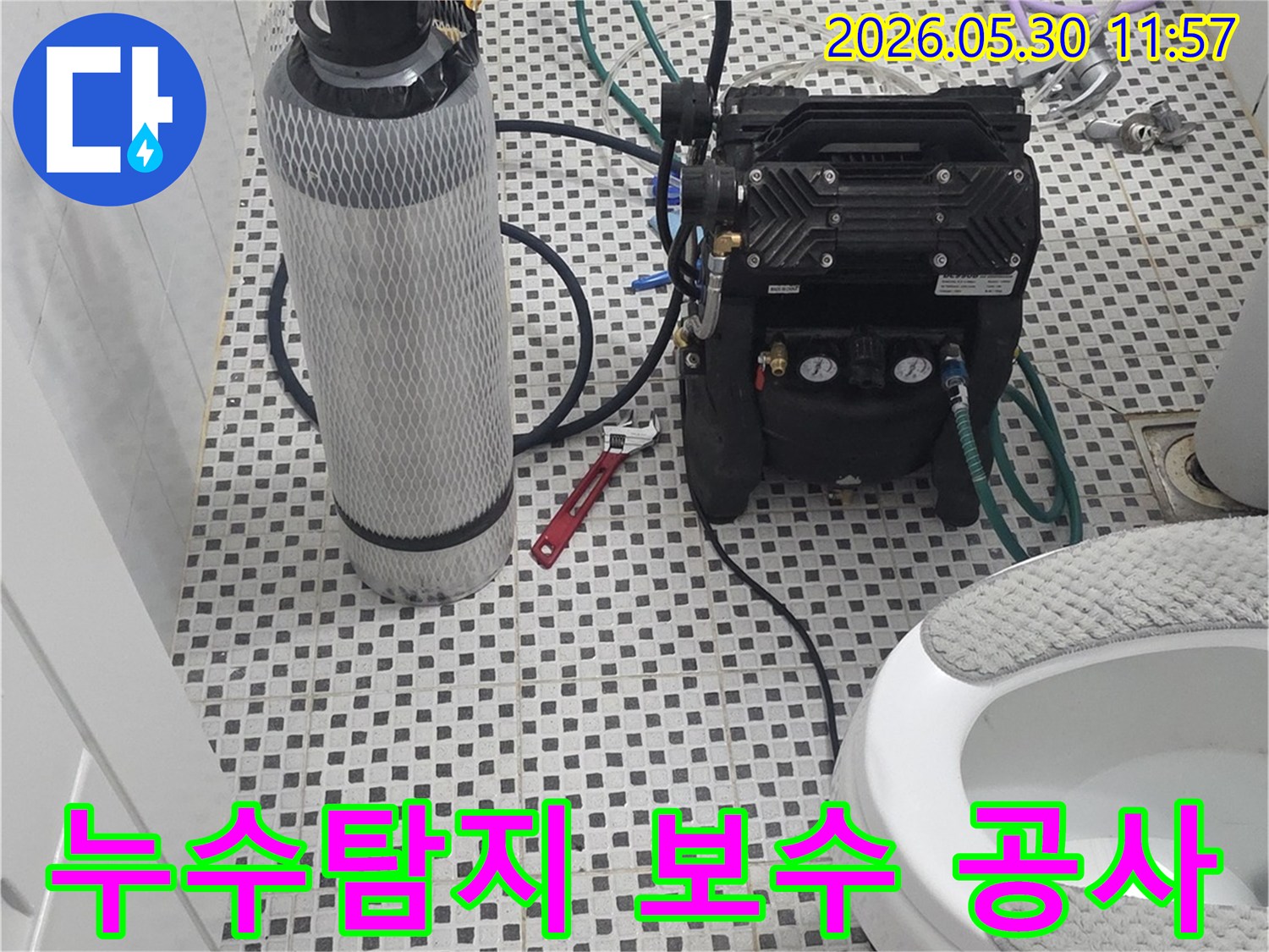 이 이미지는 노원구 상계동에서-누수-탐지 작업을 마친 후-완벽한 보수-공사를 위해-전문 장비를-사용하여-정확한-원인을-찾는-작업을-보여줍니다.