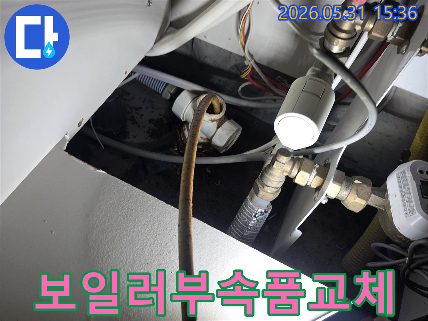 보일러-배관에-연결된-누수-발생-부속품을-새로운-것으로-교체하기-위해-준비하는-엔지니어의-모습