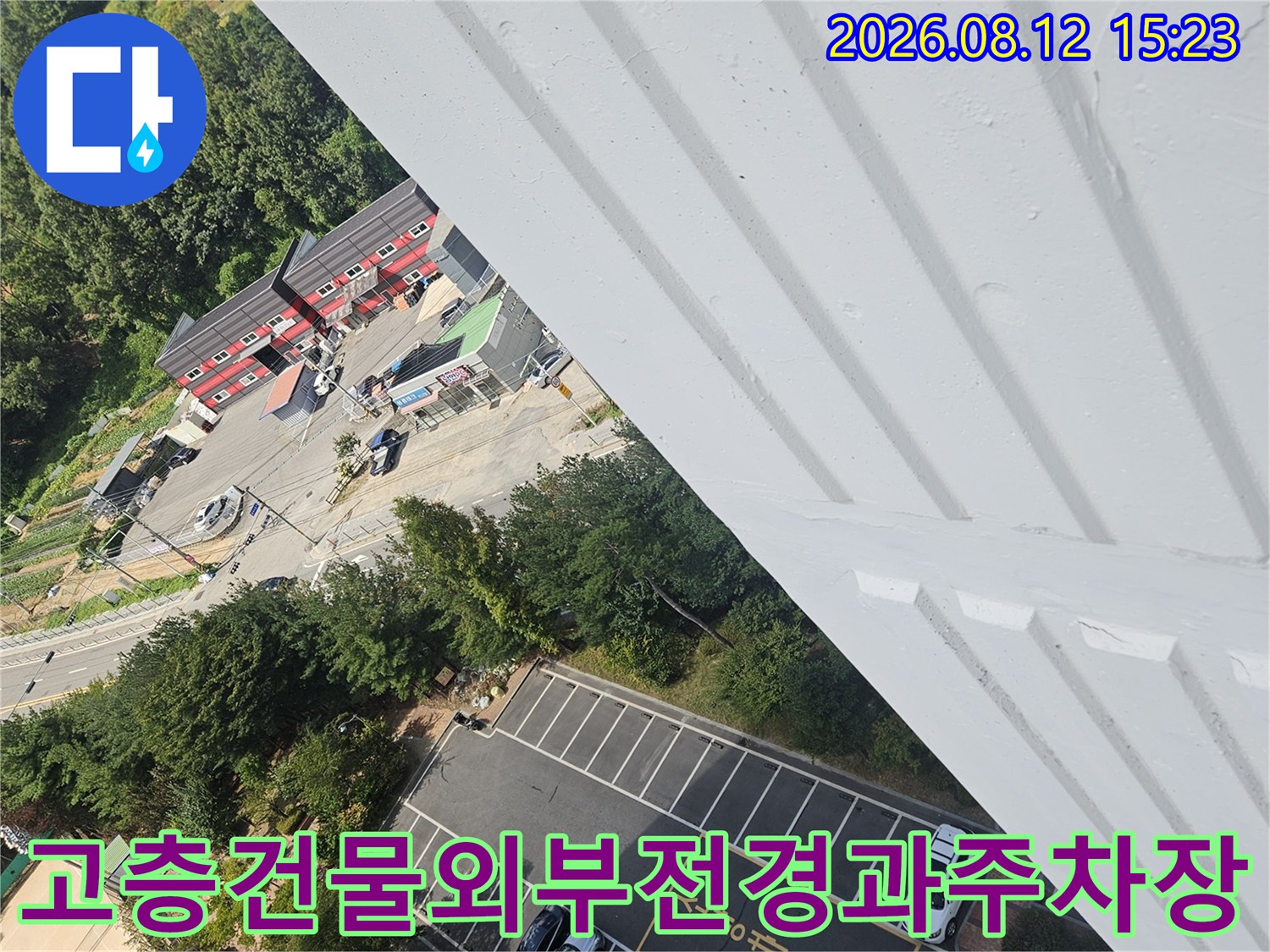고층 아파트 외벽에서 내려다본 단지 내 주차장-풍경 사진