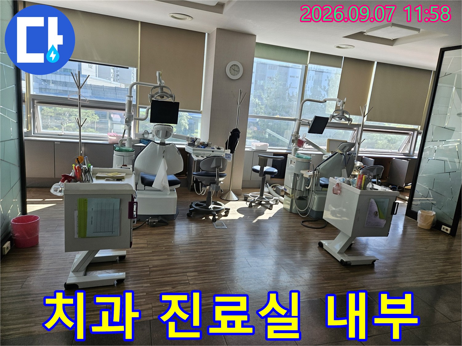 의정부 호원동-치과 진료실 내부에 설치된 의료 장비와 천장 모습