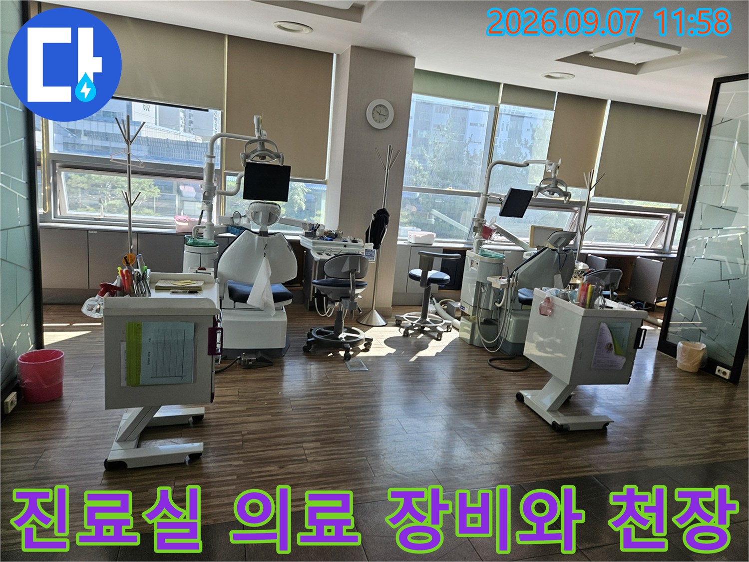 치과 진료용 체어 상단에 위치한 조명과 배관 시설물입니다.