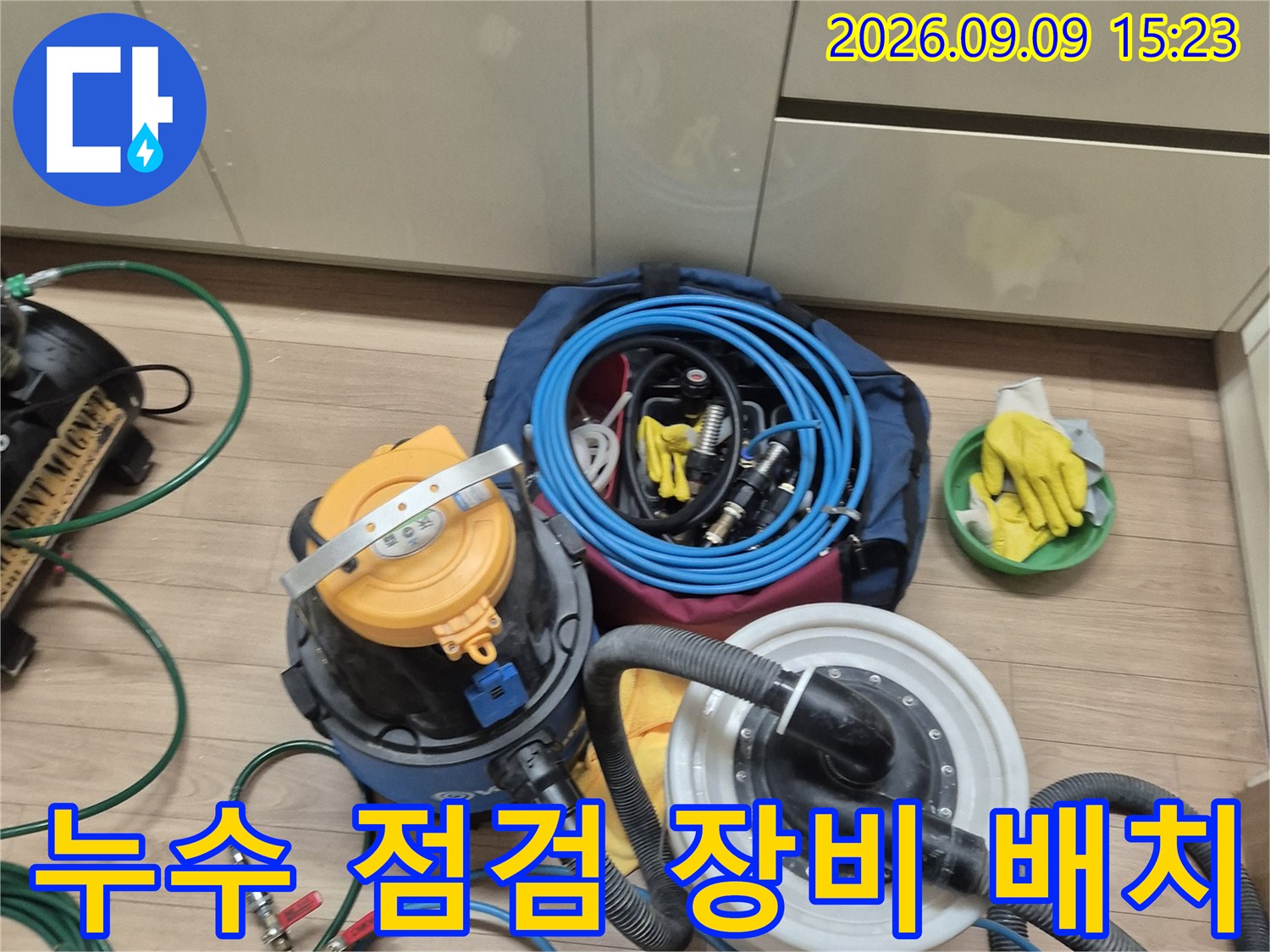 현장에서 배관 압력을 측정하기 위해 준비된 공압 테스트용 도구들입니다.